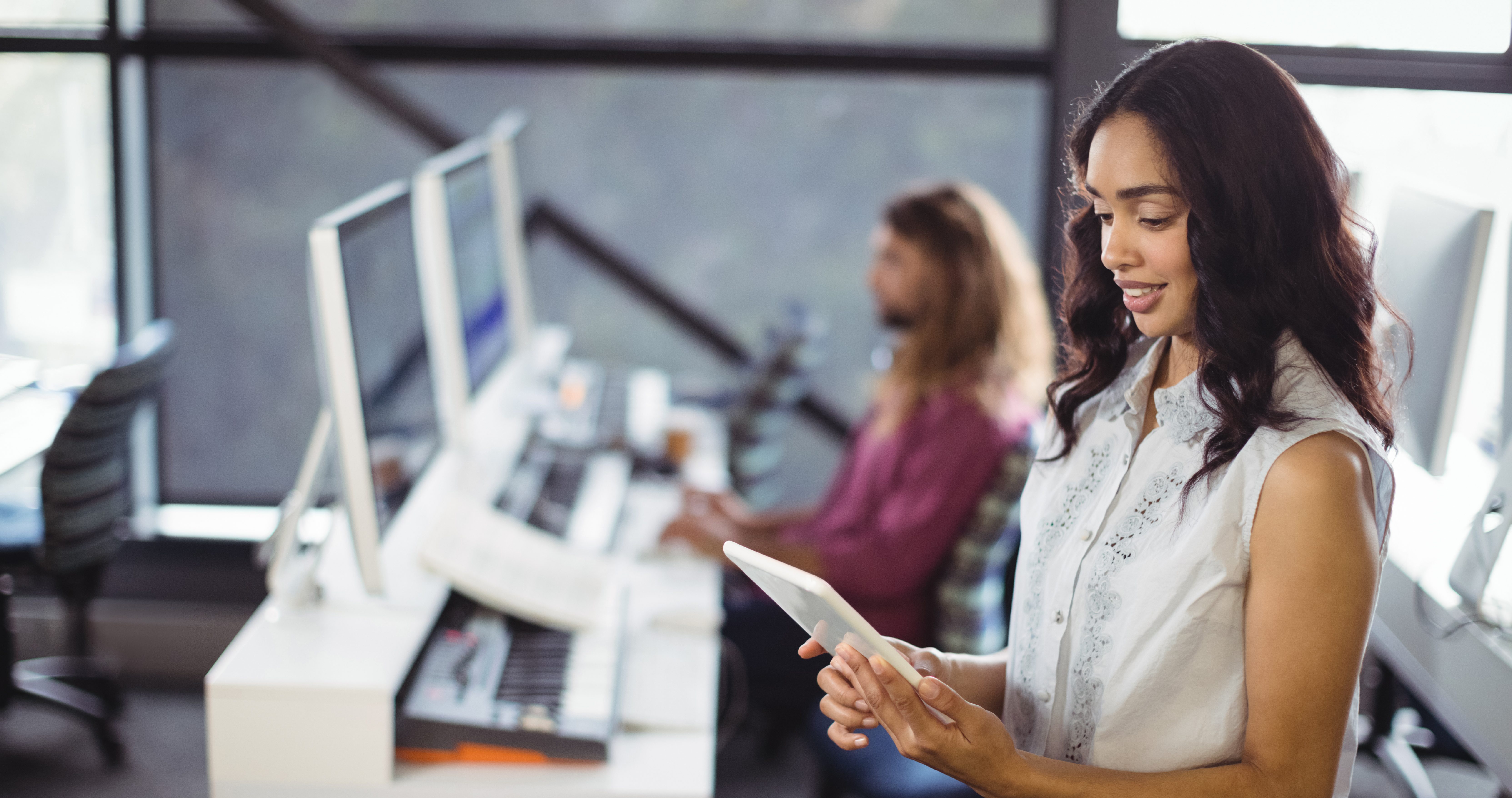 Como contratar times de tecnologia: tech recruiter analisa dados de candidato em um tablet